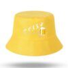 Le bob drôle de couleur jaune est montré sur un fond blanc